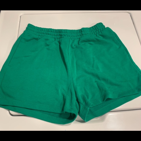 EUC H & M brand Divided  Kelly green shorts 2 pockets at side Sz S - Picture 6 of 8